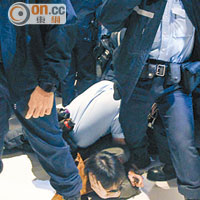 有警員出動警棍驅散示威者，場面一度混亂。