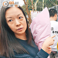 劉小姐昨偕同家人到花市選購年花過節。