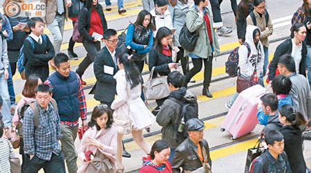 城市大學研究指出，香港「開心指數」低於新加坡及日本大阪。（潘思維攝）