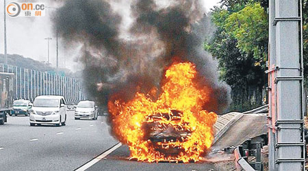 私家車陷入火海。（網民Yat Ming Leung攝）