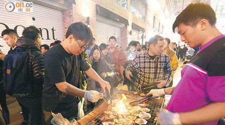 旺角山東街、砵蘭街一帶至少有廿檔無牌熟食攤檔，部分更明火煮食。（陳章存攝）