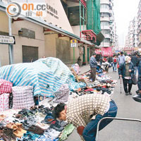 北河街有小販擺地攤，不乏市民光顧。（吳遠輝攝）