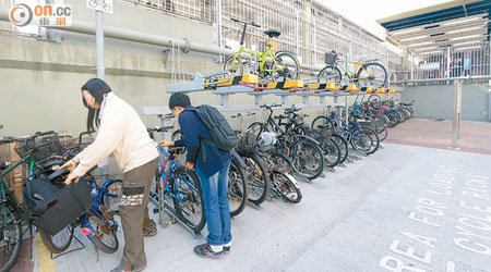 粉嶺港鐵站外設有雙層單車泊架，市民多使用下層的泊架。（鄧宇航攝）