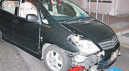 私家車右車頭損毀。（楊偉嶽攝）