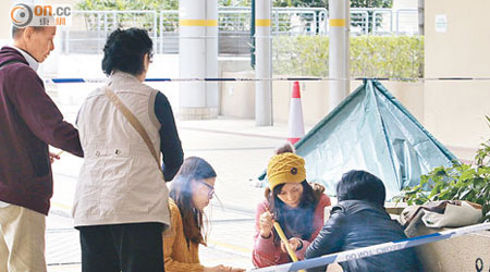 跳樓女子遺體以帳篷覆蓋，親友到場拜祭。（張世洋攝）