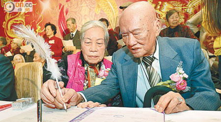 一百零一歲人瑞吳乙明（右）與九十歲妻子鄭淑銘昨簽下婚書。（梁鵬威攝）