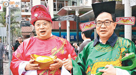 張華峰（左）與盧偉國齊扮財神及祿星同街坊拜年。（李惠攝）
