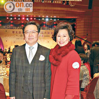 鄭錦鐘（左）透露投資心得，話今年會集中火力投資港股，旁為太太鄭關巧妍。