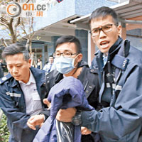 父親<br>男嬰父親由警方陪同往醫院了解情況。