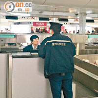 警員到捷星的櫃位了解航班延誤事件。（黃雄攝）