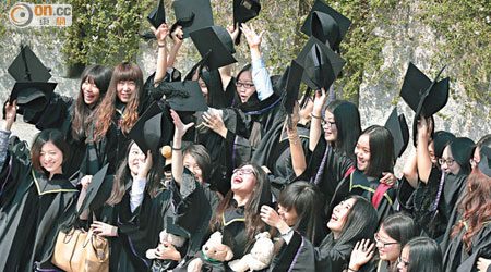 本港每年約共有四萬學位及副學位畢業生投身勞動市場。