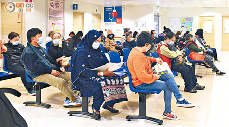 流感高峰期，公立醫院急症室逼滿輪候求醫的病人。（蕭毅攝）