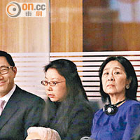 曾俊華太太（左三）着住同預算案封面顏色一樣嘅紫色連身裙撐場。（潘思維攝）
