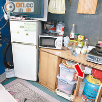 在吳家村非法搭建的房屋，有租客在密封房間，以石油氣（箭嘴示）煮食。