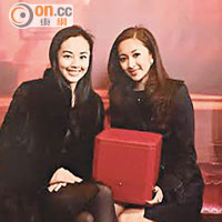 百仁基金副會長楊華勇太太莊菲娜（左）暫時放下一對寶貝子女，同珠寶設計師妹妹莊莎娜（右）聯袂到場，仲買到心頭好扮靚迎新年。