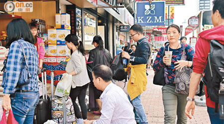 農曆新年假期剛過，水貨客未見大規模復現，故有元朗商戶認為今日示威時機不對。（梁鵬威攝）