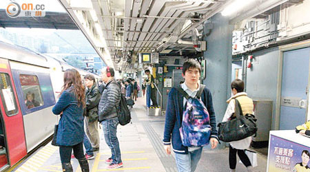 主要轉車站之一的九龍塘站設有乘客不適支援點，由具急救資格的職員駐守。（羅錦鴻攝）