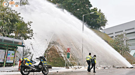 大量沙石夾雜鹹水湧出路面，逾十米高水柱更如瀑布般激射而出。