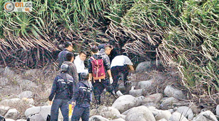 探員在銀洲島石灘搜查。（林明強攝）