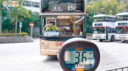 記者在秦石邨巴士總站測得埋站巴士車速達每小時三十六公里。