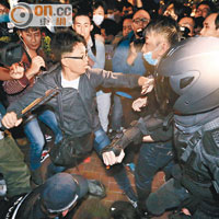 示威者及「武裝分子」不斷衝擊警方防線，與便衣警員對峙。