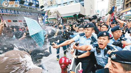 警方最少兩度施放胡椒噴霧控制場面。（陳章存攝）