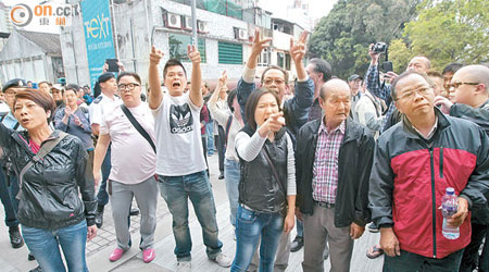 李家家（左一）等多名「愛字頭」成員昨以元朗居民身份到場，多次與反水貨示威者罵戰。（袁志豪攝）