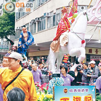 廟會巡遊氣氛熱鬧，深受市民歡迎。