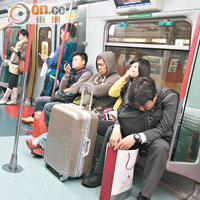 東鐵列車上經常可見乘客攜帶大型行李，佔用通道空間。