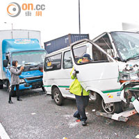 涉事客貨車車頭毀爛。