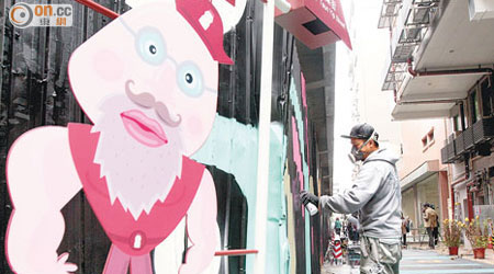 駿業街後巷建議命名為乳酸里，有藝術家在圍欄噴上街頭塗鴉。（蘇文傑攝）