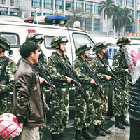 事後大批荷槍實彈的警員到廣州火車站外戒備。（中新社圖片）