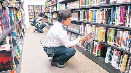 屏山天水圍公共圖書館<br>屏山天水圍公共圖書館人手短缺，當值保安員兼職執書。（朱先儒攝）