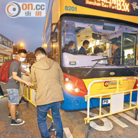 攔阻巴士<br>有反水貨客示威者將膠欄搬出馬路阻截一輛前往深圳灣口岸的巴士。