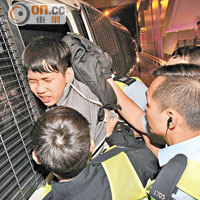警方制服多名反水貨客示威者及帶返警署。