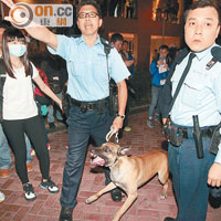 警方出動警犬驅散示威群眾。