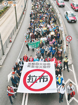 建造業大聯盟昨發動反拉布遊行，抗議泛民立法會議員阻撓工程撥款。（盧志燊攝）