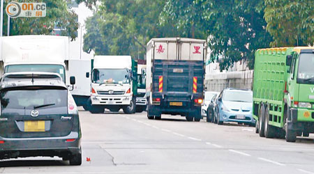 大順街雙線雙程行車，但道路兩旁泊滿違泊車輛，其他車輛只能於窄道「擦車而過」。