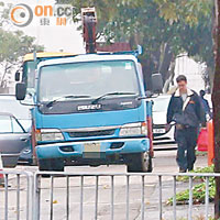 由於車道泊滿車輛，泊無可泊下，部分車輛泊上行人路。