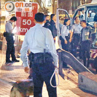 警方出動警犬在的士旁戒備。