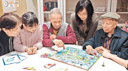聖雅各福群會製作健智桌上遊戲，鼓勵認知障礙症患者及家人齊齊玩，加強溝通。（張美蘭攝）