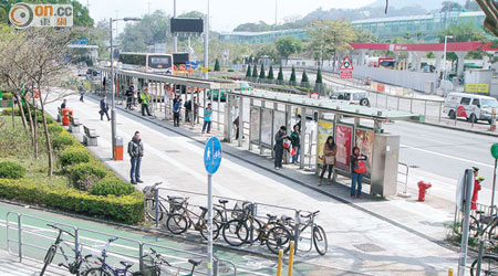單車徑毗連巴士站，經常可見單車違泊。