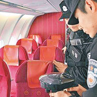 登機搜查 <BR>警方在機上進行搜索，未發現有爆炸物品。（互聯網圖片）