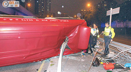 涉意外小巴車頂被鐵欄壓穿。（左蘭慶攝）