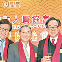 專資會會長盧偉國（右二）、常務副會長黃偉雄（右一）、香港國際仲裁中心主席王桂壎（左一）及梁智仁（左二）互相恭賀。（嚴少阡攝）