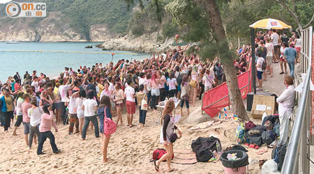 泳灘派對參加者多為外籍人士，氣氛熱鬧。