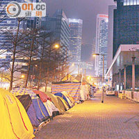 立法會 <br>示威人士的帳篷延伸至立法會道近龍和道附近。（陳德賢攝）