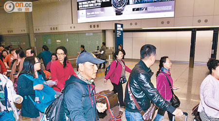 一眾乘客昨凌晨安全抵港。（吳建明攝）