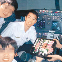 友人上載與譚兆璋（右二）在飛機駕駛室的合照，表達哀思。（互聯網圖片）