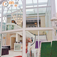 玻璃屋宴會廳<br>港鐵九龍塘站附近的獨立屋，於入口加設兩層高、約三百平方呎的玻璃屋宴會廳。